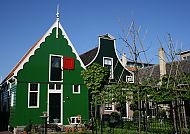 Zaanse Schans, Traditionelle grüne Häuser in Zaanse Schans bei klarem Himmel., Traditionelle grüne Häuser in Zaanse Schans unter blauem Himmel.