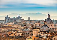Panoramablick über Rom mit Altare della Patria und Kuppeln