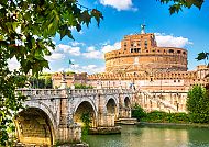 Engelsburg und Engelsbrücke in Rom, Engelsburg und Engelsbrücke in Rom bei sonnigem Wetter.