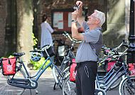 Es gibt immer etwas zu entdecken ..., Mann fotografiert bei Fahrradtour durch Südholland.
