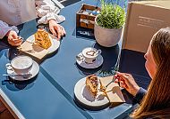 Terrasse Kaffee und Kuchen, Genussvoller Kaffee und Kuchen auf sonniger Terrasse., Gemütliche Kaffeepause auf sonniger Terrasse mit Kuchen.