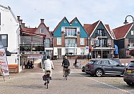 Volendam, Radfahrer in malerischem Volendam mit typischen Häusern., Fahrradfahrer in malerischem Volendam, Nordholland.