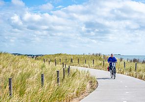 Texel, Radfahrer auf malerischem Küstenweg auf Texel, Nordholland., Radfahrer auf malerischem Küstenweg in Texel, Nordholland.