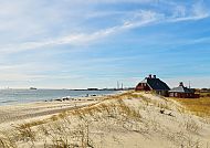 Skagen, Sanddünen und Küstenhäuser in Skagen, Norwegen im Herbstlicht., Sanddünen und Küstenhäuser bei Skagen unter blauem Herbsthimmel.