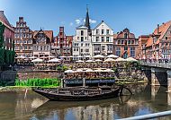Lüneburg, Historische Altstadt von Lüneburg mit traditionellem Boot., Historische Altstadt von Lüneburg mit malerischem Flussblick.