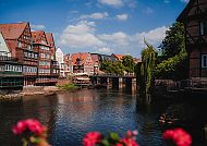 Stint, Lüneburgs malerische Altstadt mit Fachwerkhäusern und Fluss., Lüneburgs malerische Altstadt mit Fachwerkhäusern am Wasser.