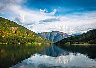 Sognefjord, Majestätische Landschaft des Sognefjords im Spätsommer., Sognefjord im Spätsommer, umgeben von majestätischen Bergen.