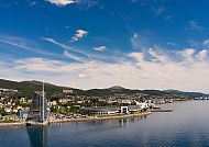 Molde, Molde mit Fjordblick im Spätsommer, klare Himmel und ruhiges Wasser., Molde im Spätsommer, mit Fjord und moderner Architektur.