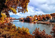 Trondheim, Herbstliche Flusslandschaft in Trondheim mit bunten Häusern., Herbstliche Flusslandschaft in Trondheim mit bunten Häusern.