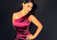 Eileen Hemmersbach, Eileen Hemmersbach in elegantem, weinrotem Kleid bei 'Stars del Mar'.