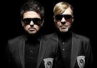 Disco Boys, Disco Boys in stilvollen Anzügen mit Sonnenbrillen.