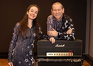 Jana und Uwe Sterne, Jana und Uwe Sterne lächeln vor einem Verstärker.