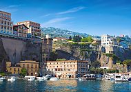 Sorrento, Sorrentos Küste mit bunten Gebäuden und klarem blauem Himmel., Sorrentos Küste mit malerischen Klippen und bunten Gebäuden.