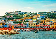 Ponza, Bunte Häuser am Hafen von Ponza, Italien, unter blauem Himmel.