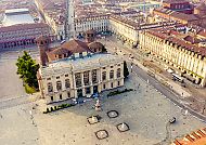 , Luftaufnahme des Palazzo Madama in Turin, umgeben von Stadtarchitektur., Palazzo Madama in Turin, majestätisch auf der Piazza Castello.