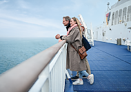 , Paar genießt die Aussicht auf einer Fähre in Skandinavien., Paar genießt die Aussicht auf der Fähre in Skandinavien.