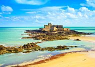 Fort National bei St. Malo umgeben von türkisfarbenem Meer.