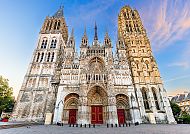 Kathedrale von Rouen bei Sonnenuntergang, beeindruckende gotische Architektur