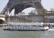 Bootsfahrt vor dem Eiffelturm in Paris, Bootsfahrt vor dem Eiffelturm in Paris.