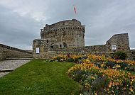 Schloss Dinan mit blühendem Garten, Normandie & Bretagne