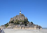 Mont Saint Michel unter strahlend blauem Himmel