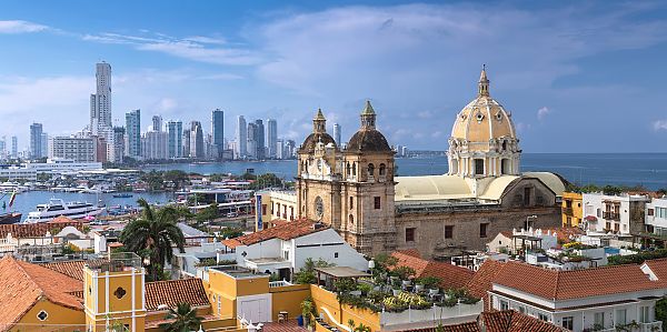 Cartagena, Kolumbien, Cartagena: Koloniale Architektur vor moderner Skyline und Meer., Cartagena: Historische Architektur vor moderner Skyline und Meer.