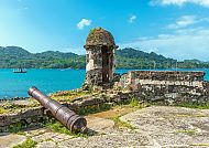 Panama, Historische Festung am Meer in Panama, umgeben von grünen Hügeln., Historische Festung mit Kanone am blauen Meer in Panama.