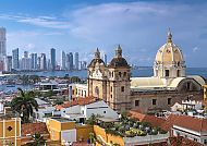 Cartagena, Kolumbien, Cartagena: Koloniale Architektur vor moderner Skyline und Meer., Cartagena: Historische Architektur vor moderner Skyline und Meer.
