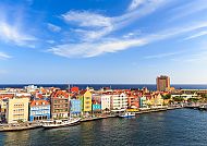 Curacao, Bunte Häuserfassaden in Willemstad, Curacao unter blauem Himmel., Bunte Häuserfassade in Willemstad, Curacao unter blauem Himmel.