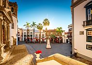 La Palma, Kanaren, Historischer Platz mit Palmen auf La Palma bei Sonnenuntergang., Historischer Platz mit Palmen auf La Palma, Kanaren.