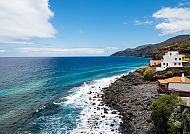La Palma, Kanaren, Küstenlandschaft auf La Palma mit blauem Meer und weißen Häusern., Küstenlandschaft von La Palma mit blauem Meer und weißen Häusern.