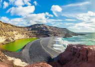 Lanzarote, Dramatische Küstenlandschaft mit grünem See auf Lanzarote., Lanzarotes beeindruckende Küstenlandschaft mit grünem Kratersee.