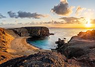Lanzarote, Sonnenuntergang an einer Küste auf Lanzarote, idyllische Herbstreise.