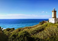 Tanger, Marokko, Leuchtturm am Kap Spartel mit Blick auf das blaue Meer in Tanger., Leuchtturm am Kap Spartel mit Blick auf das blaue Meer, Tanger.