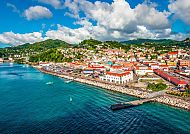 Grenada, Bunte Küstenstadt auf Grenada mit Blick auf das Karibische Meer., Bunte Küstenstadt auf Grenada unter blauem Himmel.