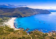 Korsika, Malerische Küste Korsikas mit türkisblauem Wasser und Bergen., Korsikas Küste: Türkisblaues Meer und majestätische Berge.