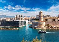 Marseille, Marseille: Blick auf den Alten Hafen und die Kathedrale., Marseille: Alter Hafen mit Fort Saint-Jean und MuCEM bei Sonnenschein.