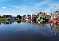 Historischer Hafen, Historischer Hafen an der Nordseeküste bei strahlend blauem Himmel.