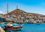 Saranda: Malerischer Hafen mit traditionellem Segelschiff vor Hügelkulisse