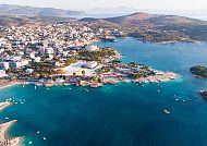 Ksamil: Küstenstadt in Albanien mit türkisblauem Wasser und Hügeln