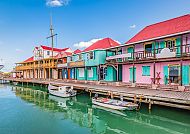 Antigua, Bunte Häuser am Wasser in Antigua, Karibik., Bunte Häuser am Wasser in Antigua, Karibik.