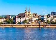 Koblenz am Rhein, historische Gebäude und malerische Uferpromenade.