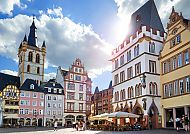 Historische Altstadt von Trier bei Sonnenschein.