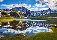 Bergsee im Nationalpark Durmitor, Bergsee im Durmitor-Nationalpark, Montenegro, unter blauem Himmel.