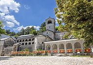 Cetinje-Kloster in Montenegro, umgeben von üppiger Natur