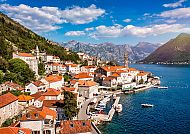 Malerische Küstenstadt Kotor, Montenegro, umgeben von Bergen