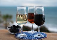 Weingläser mit Meerblick an Spaniens Orangenküste