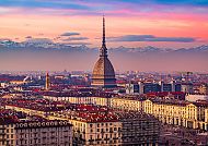 Turin bei Sonnenuntergang, Turin bei Sonnenuntergang mit Mole Antonelliana und Alpen im Hintergrund.