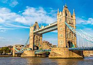 Tower Bridge in London bei strahlend blauem Himmel