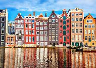 Amsterdam, Bunte Giebelhäuser spiegeln sich im Wasser von Amsterdam., Bunte Grachtenhäuser spiegeln sich im Wasser von Amsterdam.